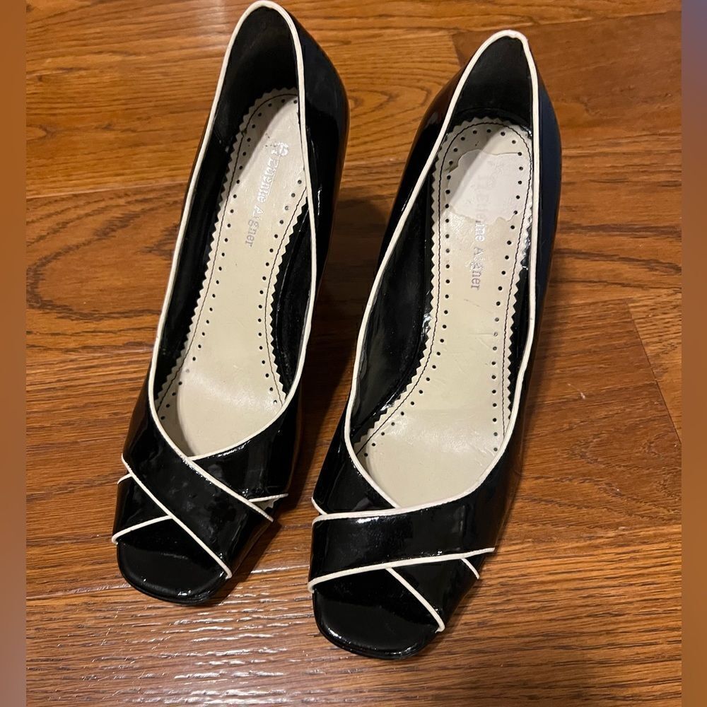 Etienne Aigner gorgeous Gabriel size 9 patent leather black & cream wedge pumps